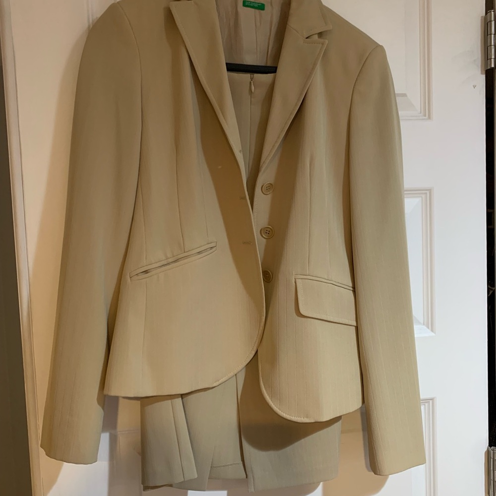 Beige skirt suit, no iron material